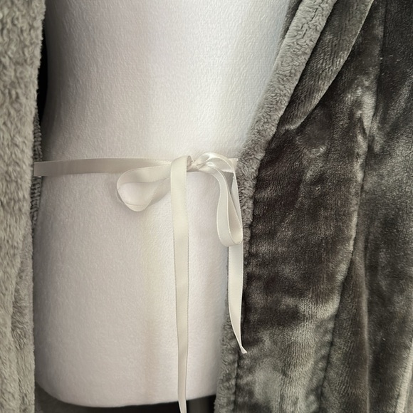Pottery Barn Robe Fluffy Grey Long Robe Missing Size Tag & Belt - Picture 7 of 9